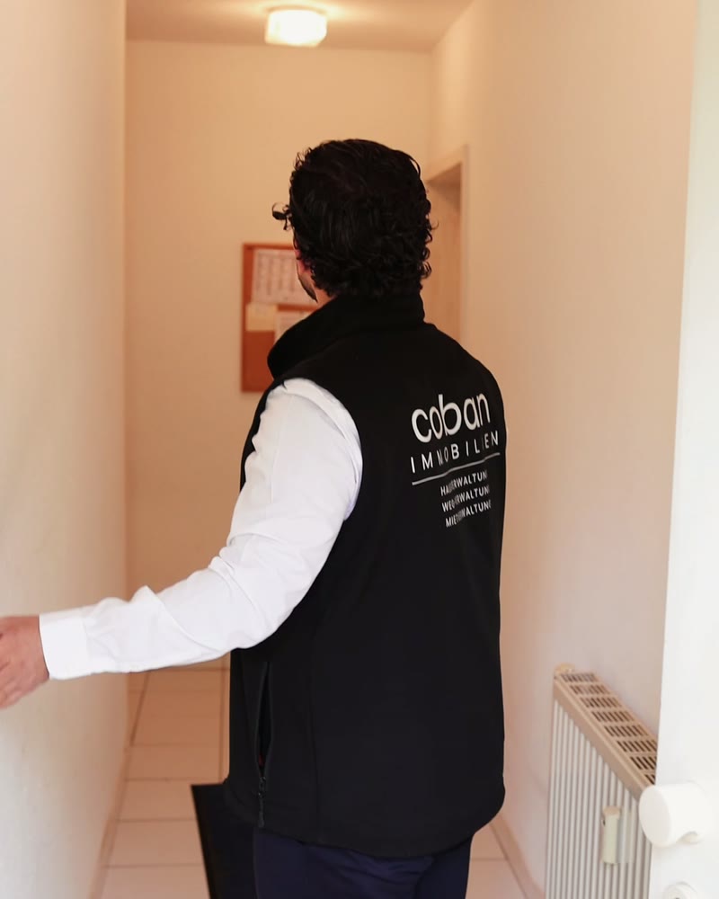 Berhan Coban im Hausflur eines betreuten Objekts